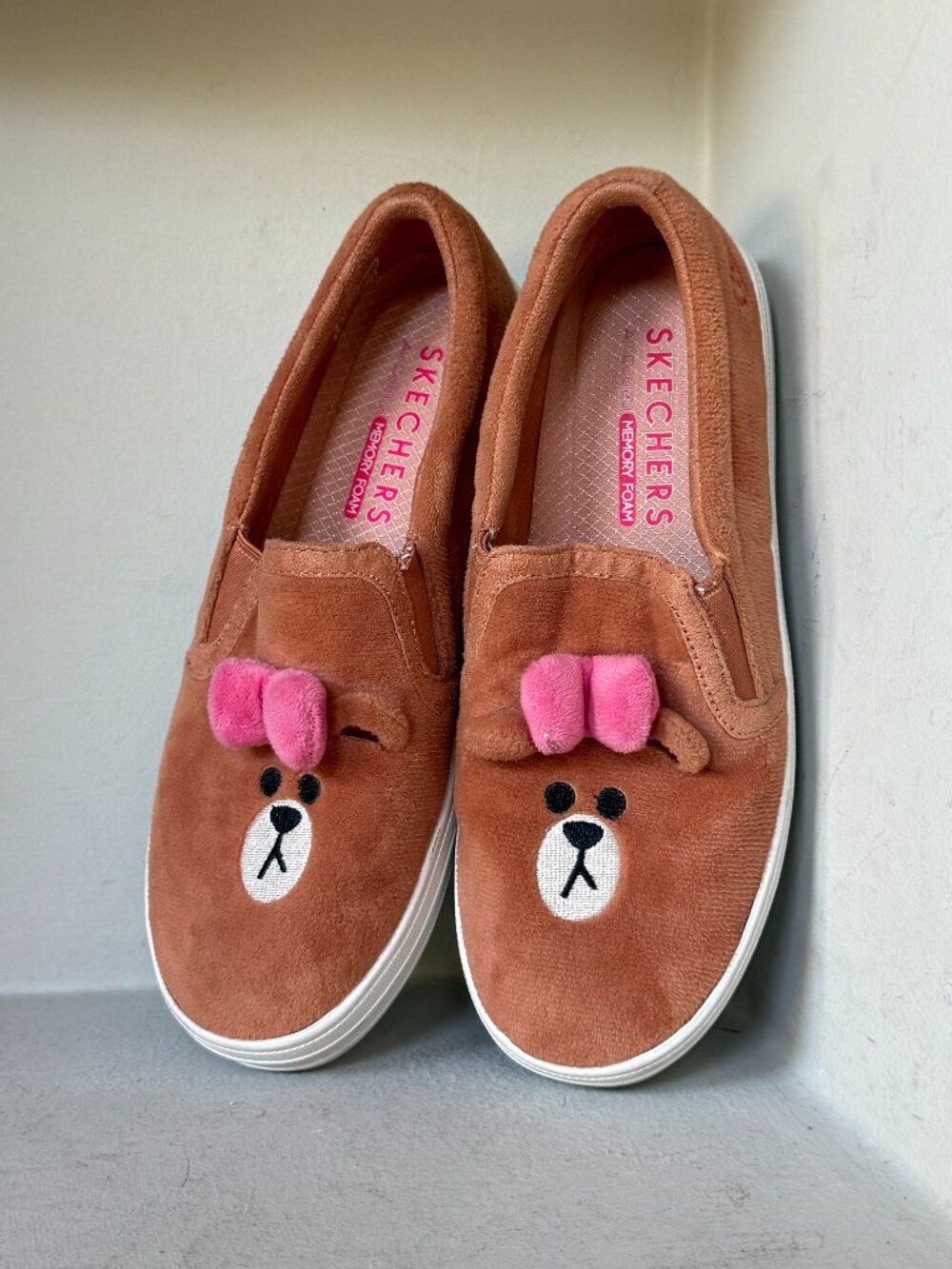 Skechers Women’s 6.5 Brown Bear Pink Bow Slip On Sneakers Friends Choco